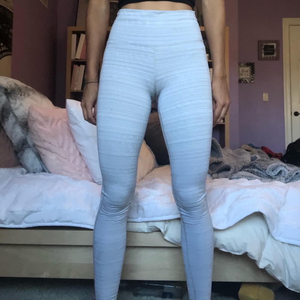 White/grey patterned Athleta leggings
